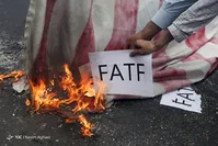 تصاویر| آتش زدن FATF در راهپیمایی ۱۳ آبان