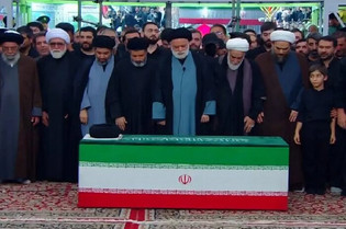 پیکر رهبر شهید در حرم امام رضا به خاک سپرده شد/ اقامه نماز توسط فرزند ارشد