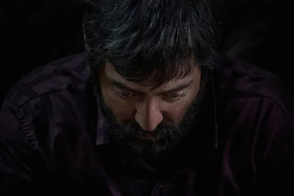 "ابلق"

فیلم &laquo;ابلق&raquo; به کارگردانی نرگس آبیار با بازی بهرام رادان در جشنواره فجر نمایش داده می&zwnj;شود.

نرگس آبیار، &laquo;ابلق&raquo; را خردادماه امسال کلید زد. این فیلم با حضور بازیگرانی چون بهرام رادان، الناز شاکردوست، هوتن شکیبا، مهران احمدی و گلاره عباسی ساخته شد و فیلمبرداری آن از خرداد تا شهریورماه ۱۳۹۹ ادامه داشت.

در خلاصه داستان این فیلم به تهیه کنندگی محمد علی قاسمی آمده است: برای یک زن که در حاشیه&zwnj; شهری بزرگ با همسر و فرزندش زندگی می کند، ماجرایی رقم می&zwnj;خورد.

گیتی معینی، شادی کرم رودی، امین میری، سیاوش حکمت شعار، علی نفیسی، الهه اذکاری، شیماء ملکیان، علی روزبهانی، سارا اردلان، سحر اسدی، الهام حسامی، محبوبه نریمی&zwnj;سا، مهتا محدث، هادی آقابزرگی، روح الله آبیار، سعید بیگی، عفت رسولی، منصور نوری و فاطمه کریمیان دیگر بازیگران این فیلم سینمایی هستند.