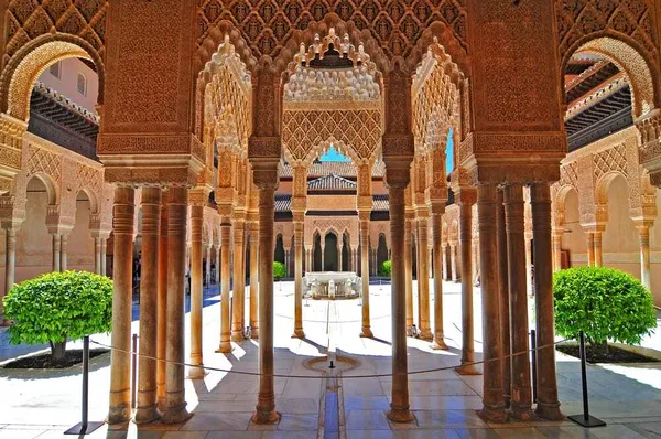 کاخ الحمرا

الحمرا یک بنای یادبود در گرانادای اسپانیا است. این بنا در سال ۸۸۹ بر فراز ویرانه&zwnj;های روم ساخته شد، به وسیله مورو&zwnj;ها فتح شد و سپس در سال ۱۴۹۲ توسط اسپانیا بازسازی شد. بسیاری از ستون&zwnj;ها، تزئینات هندسی و چشمه&zwnj;های این کاخ نمونه عالی&zwnj;ترین آثار هنری هستند، اما در سراسر این کاخ ۱۰ هزار کتیبه عربی پنهان شده است. حدود ۱۰ درصد از آن&zwnj;ها آیاتی از قرآن است. بقیه موارد شعار&zwnj;ها، انتساب&zwnj;ها، شعر&zwnj;ها و پند&zwnj;هایی از زندگی هستند.

بیشتر نقش&zwnj;های رایج در این مکان ستایش از دودمان نصریان، آخرین سلسله مسلمان در اسپانیا است. دودمان نصریان بیش از ۲۶۰ بر مسند بودند. شعار آن&zwnj;ها که &laquo;هیچ پیروزی جز الله نیست&raquo; رایج&zwnj;ترین کتیبه در این کاخ است.