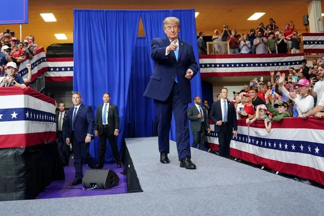 روز ۲۲۰ جنگ | سنتکام: ۱۳ کشتی تجاری را در تنگه هرمز منهدم کردیم | ترامپ: جنگ بزودی تمام می‌شود
