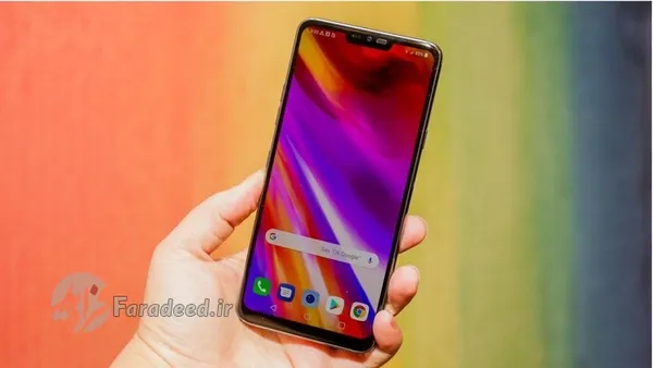 گوشی ال جی LG G. ۷ ThinQ 
جدید&zwnj;ترین گوشی LG مدل G. ۷ دارای دوربین AI است که تصاویر با کیفیتی را ثبت می&zwnj;کند. اولین گوشی که دکمه&zwnj;ای اختصاصی برای Google Assistant دارد. از لحاظ ظاهری یکی از جالب توجه&zwnj;ترین نکات، فرورفتگی و قسمت زائده مانند بالای صفحه نمایشگر است که باعث شده شباهت زیادی به آیفون ایکس اپل داشته باشد. اما در مجموع آنچه که باعث شده LG G. ۷ ThinQ در این لیست جای گیرد، قابلیت ضد آب بودن آن است.