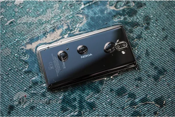 گوشی&zwnj;های Nokia ۸ Sirocco
با وجود اینکه چند سالی بود نوکیا از عرصه گوشی&zwnj;های هوشمند تا حدود زیادی فاصله گرفته بود و تقریبا می&zwnj;توان گفت: عرضه هیچ محصول با کیفیتی از این برند صورت نمی&zwnj;گرفت. اما پس از خرید برند نوکیا توسط اچ ام دی، تحول عظیمی در این شرکت روی داد و چندین گوشی هوشمند خوب با قیمتی بسیار مناسب روانه بازار شدند. نوکیا ۸ سیروکو یکی از این گوشی&zwnj;ها است که دارای یک صفحه نمایش ۵.۵ اینچی است و حاشیه&zwnj;های بسیار باریکی نیز در اطراف نمایشگر وجود دارد. این گوشی در پشت بدنه خود از یک دوربین دو گانه استفاده می&zwnj;کند و سیستم عامل سبک اندروید آن به صورت پیش فرض بر روی آن نصب شده است. Nokia ۸ Sirocco انتخابی بسیار مناسب برای افرادی است که با گوشی&zwnj;های نوکیا خاطره خوشی داشتند و به دنبال قابلیت&zwnj;های به روز هستند مانند ویژگی ضد آب بودن.