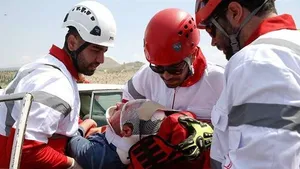 برخورد اتوبوس اتباع با تپه؛ ۱۶ نفر مصدوم شدند