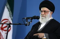 گاهی جوانهای‌مؤمنی با کسی مخالفند؛ بنا می‌کنند هیاهوکردن؛ من با این کارها موافق نیستم