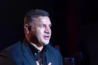 عکس/کاپیتان پرسپولیس در محل کار علی دایی