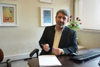مردم در یک کشور زندگی می‌کنند، مسئولان در کشور دیگر!