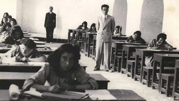 برگزاری جلسه امتحان در يکی از دبيرستان&zwnj;های دخترانه تهران در دهه ۲۰.
