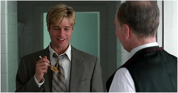 با جو بلک آشنا شوید (Meet Joe Black)

در این فیلم، مرگ، سراسر بدن جو بلک (بردپیت) را احاطه می&zwnj;کند و او راهنمای اخلاقی یک شخص بانفوذ می&zwnj;شود. در طول زمان مرگ که او بر روی زمین است، او شگفتی طعم کره بادام زمینی را کشف می&zwnj;کند. وقتی او سرانجام شکل انسانی پیدا کرد، متوجه می شود که چیزی که او بیشتر از همه او را مصرف کرده کره بادام زمینی است.

در حالی که نمونه&zwnj;های دیگر فیلم های در حال غذا خوردن برد پیت، ویژگی&zwnj;های شخصیت فیلم را برجسته می&zwnj;کند، اما این بار برای به نمایش گذاشتن مضمون فیلم است.

این صحنه یادآوری خوبی است که زیبا&zwnj;ترین چیز&zwnj;های زندگی همیشه غروب&zwnj;های زیبا و نقاشی&zwnj;های ماهرانه نیستند. بعضی اوقات، این چیز&zwnj;های کوچک در زندگی است، مانند کره بادام زمینی، که بیشترین اهمیت را دارند. به هر حال، ما کاملا مطمئن هستیم که کره بادام زمینی لبخند&zwnj;های بیشتری از زرق و برق دارترین غروب خورشید تاکنون در چهره مردم به ارمغان آورده است.