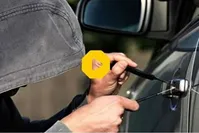فیلم| سرقت ماشین توسط زن جوان به راحتی آب خوردن