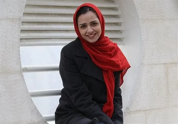 ترانه علیدوستی
ترانه علیدوستی مسلط به زبان انگلیسی است و گاه به کار ترجمه می&zwnj;پردازد. این هنرمند به عنوان مترجم ادبی فعالیت داشته و داستان&zwnj;هایی از آلیس مونرو و نیکول کرواس رو رو به زبان فارسی برگردانده است.

ترانه علیدوستی در سال&zwnj;های کودکی به دلیل شغل پدرش، چند سالی را در آلمان زندگی کرده است به زبان آلمانی نیز تسلط نسبی دارد.