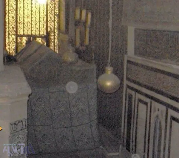  

در این عکس شما بیت حضرت فاطمه(س) را از سمت غربی مسجد النبی(ص) ملاحظه می&zwnj;کنید. سمت راست ستون محراب تهجد دیده می شود.