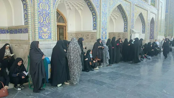 جمعیت رای دهندگان در یکی از شعب اخذ رای در حرم رضوي قبل از آغاز رای گیری 