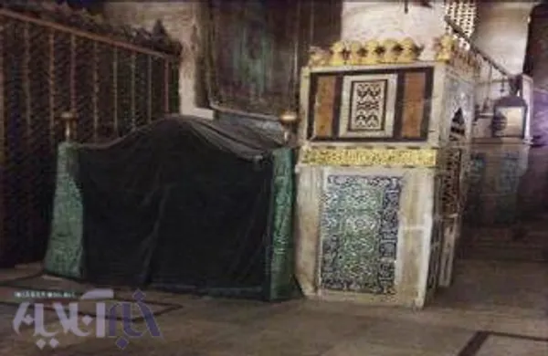 درون بیت حضرت فاطمه(س) از سوی دیگر؛ در این عکس شما محراب تهجد و ستون جبرائیل(ع) را در امتداد هم و سپس ضریح کوچک را ملاحظه می&zwnj;نمایید.