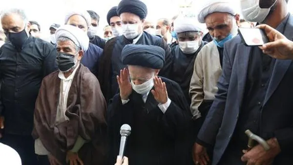 اقامه نماز میت بر پیکر مرحوم آیت&zwnj;الله&zwnj; صانعی توسط آیت&zwnj;الله&zwnj; شبیری زنجانی