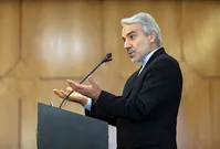 پیش‌بینی فروش یک میلیون بشکه نفت با ۵۰ دلار/ نرخ دلار ۴۲۰۰ تومان/پرداخت یارانه ادامه دارد/ قیمت گازوئیل افزایش نمی‌یابد