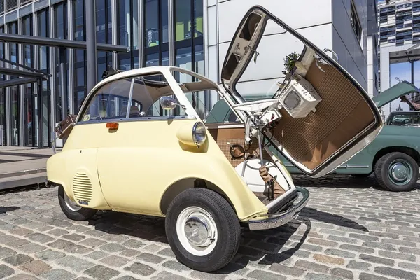 خودرو حبابی تک در
BMW Isetta یکی از محبوب&zwnj;ترین اتومبیل&zwnj;های حبابی عصر خود بود که اولین بار در سال ۱۹۵۳ آغاز به کار کرد. این اتومبیل از طراحی جذاب البته نا امن برخوردار بود.

این خودرو دارای یک در جلویی بود که پشت فرمان قرار داشت همچنین در آن زمان هیچ کس اتقاد نداشت که این خودرو به تولید انبوه برسد، اما رسید.