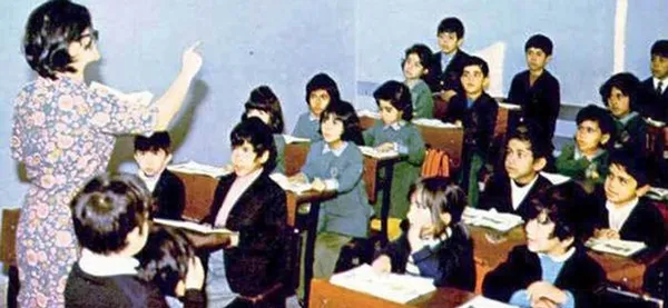 دختران در کنار پسران در یک کلاس درس
