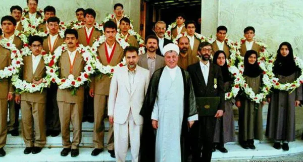 مریم میرزاخانی نفر سوم از سمت راست

برندگان المپیاد ریاضی سال 74، در کنار آیت الله هاشمی  و دکتر نجفی  و دکتر حداد عادل
