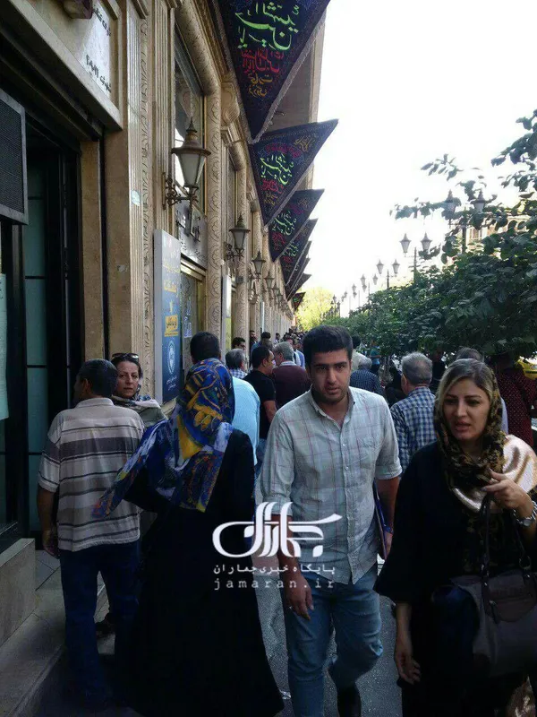 ازدحام فروشندگان دلار در پیاده روی حدفاصل میدان فردوسی و چهارراه استانبول