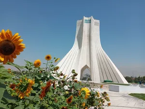 میدان آزادی؛ لنگرگاه تاریخی در میان شلوغی شهر
