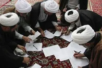 وقتی مردم در فقر دست و پا می‌زنند، حوزه‌های علمیه نباید از بودجه عمومی تغذیه کنند
