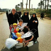 فتح‌الله‌زاده، خانواده و نوه‌ها در راهپيمايی اربعين/عکس