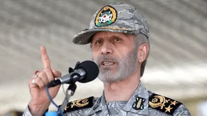 امیر حاتمی: هرکسی یک سرباز آمریکایی را دستگیر یا بکشد، مردم ایران ۳۰ هزاردلار به او جایزه می دهند