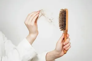 چرا مو‌های نومادران پس از زایمان می‌ریزد؟