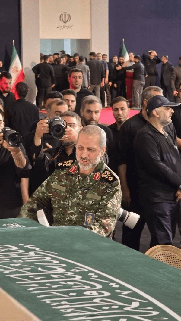 حضور فرمانده هوافضای سپاه در مصلی تهران برای وداع با پیکر رهبر شهید انقلاب