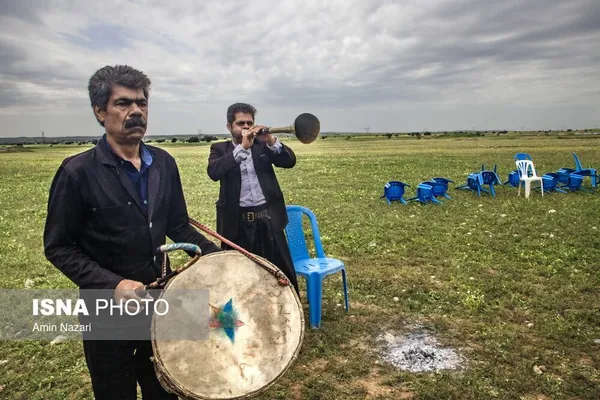 در آداب و رسوم ايل بختياری، موسيقی از جايگاه خاصی نزد افراد ايل برخوردار است و از موسيقی در تمام آيين&zwnj;های عروسی استفاده می&zwnj;شود.
