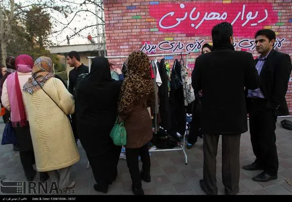  جمله&laquo;نیاز نداری بذار، نیاز داری بردار&raquo; روی برخی دیوارهای کشور نقش بسته تا مردم بی بضاعت در فصل سرما از کفش ها و لباس های گرم بی نصیب نمانند.تصاویر ،دیوار مهربانی در ضلع غربی پارک لاله تهران در عصر جمعه را نشان میدهند.