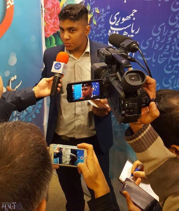پسر پرسپولیسی که کاندیدا شد/ با آچار آمده&zwnj;ام نه کلید/رنگ انتخاباتیم قرمز است/برای حل مشکلات ازدواج و فقر آمده&zwnj;ام/ اگر قاضی زاده هاشمی کاندیدا شود به نفع او کنار میکشم 