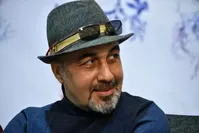 عکس| تغییر تیپ و چهره رضا عطاران در اکران مردمی فیلم سینمایی مصائب شیرین ۲