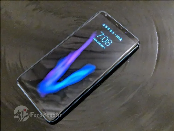  گوشی LG V. ۳۰ S. ThinQ
گوشی هوشمند ال جی وی ۳۰ اس از بسیاری جهات کاملا مشابه ال جی وی ۳۰ است که در ماه اوت سال ۲۰۱۷ روانه بازار شده بود. این گوشی همچنان از صفحه نمایشی ۶ اینچی برخوردار بوده و در پشت بدنه خود از یک لنز زاویه باز در کنار لنز استاندارد استفاده می&zwnj;کند. چیپ پردازشی به کار رفته در ال جی وی ۳۰ اس از نوع اسنپدراگون ۸۳۵ است در کنار ویژگی ضد آب بودن این محصول. مهم&zwnj;ترین قابلیتی که به وی ۳۰ اس اضافه شده و در مدل استاندارد ال جی وی ۳۰ وجود نداشت، هوش مصنوعی پیشرفته آن است که عملکردی مشابه با ال جی جی ۷ تینکیو دارد. امکان تشخیص اشیا توسط دوربین و دستیار صوتی از جمله کارکرد&zwnj;های هوش مصنوعی در این گوشی هستند.