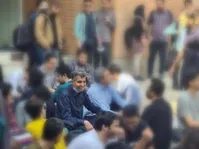 فیلم| عادل فردوسی پور سر سفره ناهار دانشجویان دانشگاه شریف مقابل سلف