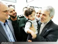 تصویر/فرزند شهید مدافع حرم در آغوش نوبخت