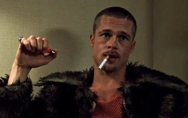 باشگاه مبارزه (Fight Club)، ۱۹۹۹

روایت فیلم با نشان دادن قهرمان داستان با اسلحه&zwnj;ای در دهان آغاز می&zwnj;شود. در نریشن فیلم (روایت فیلم)، نام تایلر داردن و مارلا دو شخصیتی که در ادامه فیلم ملاقات می&zwnj;کنیم، آورده می&zwnj;شود. در این روایت آمده است که هر دو شخصیت مسیر زندگی راوی را تغییر دادند، بنابراین می&zwnj;دانیم که اتفاق بزرگی قرار است رخ دهد.

فیلم برای معرفی راوی در دنیای عادی یک فلش بک می&zwnj;زند؛ ما مارلا را ملاقات می&zwnj;کنیم و می&zwnj;توانیم دنیایی را که او در آن زندگی می&zwnj;کند درک کنیم. نمایی از خصوصیات شخصیت او را می&zwnj;بینیم و سرانجام با تایلر داردن ملاقات می&zwnj;کنیم. کسی که در ابتدا به نظر می&zwnj;رسد پسری منطقی است و دیدگاه بهتری به زندگی راوی می&zwnj;دهد، اما در نهایت متعجب می شویم که همه چیز اشتباه پیش می&zwnj;رود.