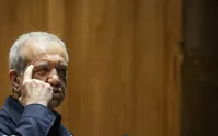 پزشکیان: همه فرماندهان نظامی موافق تفاهم نامه با آمریکا بودند / ۲۰ میلیون بشکه نفت دولت را به هوا فضای سپاه دادیم