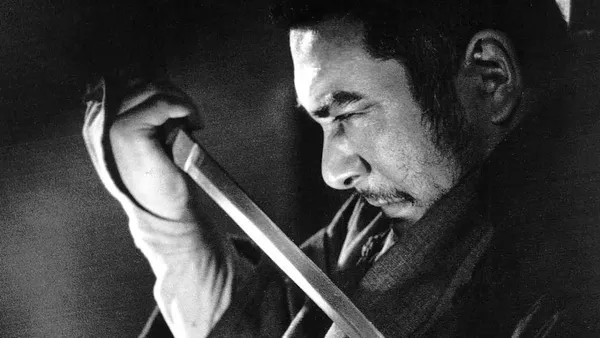 داستان زاتوایچی، The Tale of Zatoichi (۱۹۶۲)

کوروساوا برای مجموعه ای از فیلم ها که به طور مداوم پر از ماجراجویی بودند، قهرمان جذابی خلق کرد. فیلم داستان زاتوایچی بسیار سرگرم کننده است که ناشی از ترکیب ماهرانه شوخ طبعی فیلم و مغالطه های مشترک بین اکثر انسان هاست.

همچنین یک نسخه بسیار خوب از شخصیت زاتوایچی در سال 2003 وجود دارد که به نویسندگی، کارگردانی و بازیگری بیت تاکشی (Beat Takeshi) ساخته شده است.