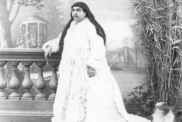 ناصرالدین شاه پدر عصمت&zwnj; الدوله درباره آرایش دختر خود می&zwnj;نویسد: &laquo;وعده داشتیم خانه ظل&zwnj;السلطان از صبح رفتیم ... من و ظل&zwnj;السلطان و نایب&zwnj;السلطنه رفتیم اندرون از همان راه گلخانه ... عصمت&zwnj;الدوله سبیل داشت به قدر سبیل نایب&zwnj;السلطنه&raquo;.