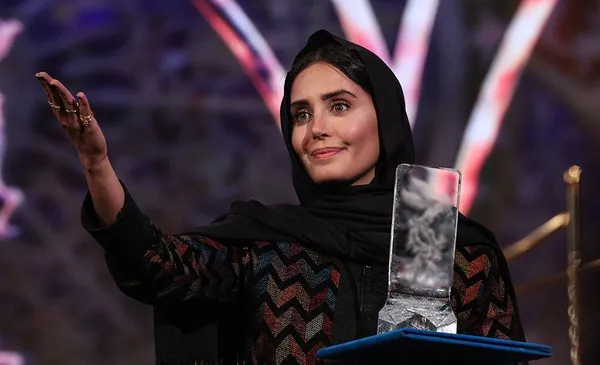 الناز شاکردوست
الناز شاکردوست از بازیگرانی است که بسیاری از اطرافیان و دوستان او از تسلط این هنرمند در مکالمات انگلیسی خبر دارند. این هنرمندن مدتی را برای ادامه تحصل در لندن گذراند.