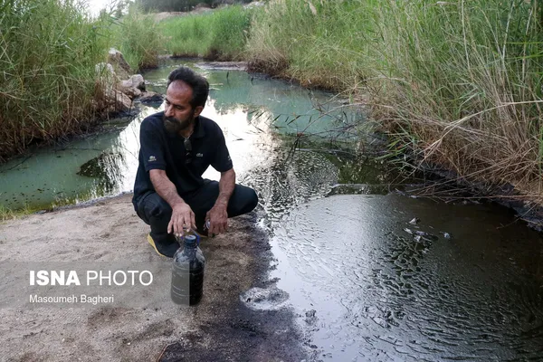 ایوب شیرمردی ۴۸ ساله میگوید از کودکی تاکنون ساکن منطقه&zwnj;ی دره خرسان بوده و به یاد می آوردکه نفت سیاه از دل کوهها فوران میزد، بطوری که چشمه&zwnj;ای از نفت روان میشده است. او گاهی نفت مایحتاج خود را بطور سنتی و با وسایل ابتدایی استخراج و تصفیه می&zwnj;کند