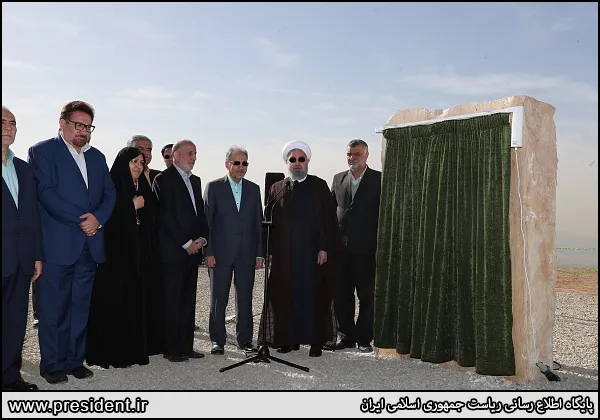 روحانی و درختکاری