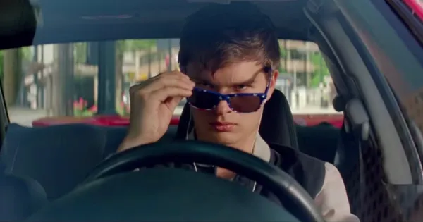 بیبی راننده | Baby Driver

نمره منتقدان: ۹۶ از ۱۰۰

ادگار رایت کارگردان شناخته&zwnj;شده&zwnj;ای است که بسیاری از اهالی سینما او را با فیلم&zwnj;هایی مانند &laquo;پایان دنیا&raquo; و &laquo;اسکات پلگریم در برابر دنیا&raquo; به یاد می&zwnj;آورند در سال ۲۰۱۷ یکی از متفاوت&zwnj;ترین فیلم&zwnj;های کارنامه کاری&zwnj;اش را اکران کرد که هنوز هم آن&zwnj;طور که باید مورد توجه قرار نگرفته است. اگرچه این فیلم یکی از شگفتی&zwnj;های گیشه در سال ۲۰۱۷ بود، اما منتقدان باور دارند &laquo;بیبی راننده&raquo; باید بیشتر تحسین می&zwnj;شد. فیلمی که شاید ناشناخته باشد، اما ارزش تماشاکردن را دارد و در لیست بهترین فیلم&zwnj;های دهه ۲۰۱۰ میلادی هم قرار می&zwnj;گیرد.

خلاصه داستان: پسری به نام بیبی عاشق دختری به نام دبورا می&zwnj;شود که شغل مشکوکی دارد. بیبی دوست دارد همیشه در کنار دبورا باشد، اما مشکل اساسی آن است که دبورا شغل بیش از حد مشکوکی دارد. با این حال بیبی این چالش را می&zwnj;پذیرد و تصمیم می&zwnj;گیرد در کنار او کار کند؛ بنابراین وقتی بیبی به خودش می&zwnj;آید به این نتیجه می&zwnj;رسد برای مجموعه&zwnj;ای کار می&zwnj;کند که تنها به سرقت&zwnj;های بزرگ مشغول است. رییس دیوانه&zwnj;ی او، ممکن است بیبی را درگیر دردسر&zwnj;های بزرگی کند.