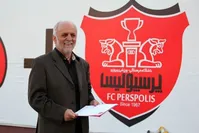 عکس| جام قهرمانی پرسپولیس در دستان دختر محمود خوردبین