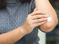 ۴ روش ساده برای از بین بردن تیرگی آرنج‌ها در خانه