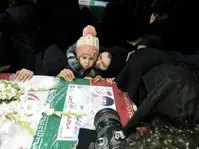 تصویر/ وداع دختر شهید آتش‌نشان با پدر