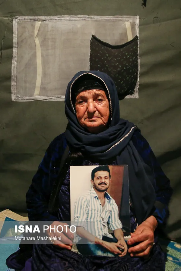 شوکت مصطفی فر، ۷۵ ساله و دارای ۴فرزند است. پسر بزرگتر اول درحال تقسیم غذای نذری، تصادف می&zwnj;کند و جانش را از دست می&zwnj;دهد و در روز وقوع زلزله همزمان با مراسم چهلمش بوده است. پسر دوم شوکت در لحظه وقوع زلزله، در حال رانندگی در خیابان به دلیل از دست دادن تعادلش، او نیز تصادف می&zwnj;کند و فوت می&zwnj;کند. از دست دادن پسرانش و بیماری فشار خون و آرتروز گردن توانش را ربوده است و از روز زلزله تاکنون ۹ عمل جراحی انجام داده است.