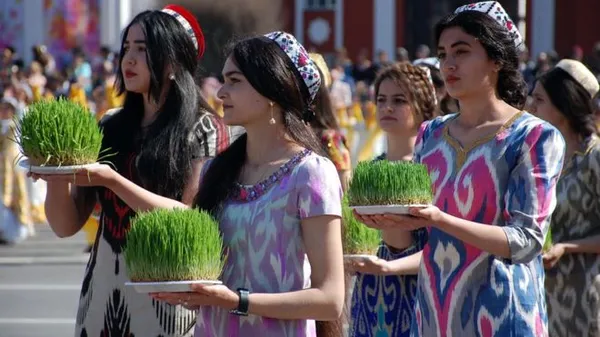 سبزه گندم، یکی از نماد های نوروز در دست دختران تاجیک


